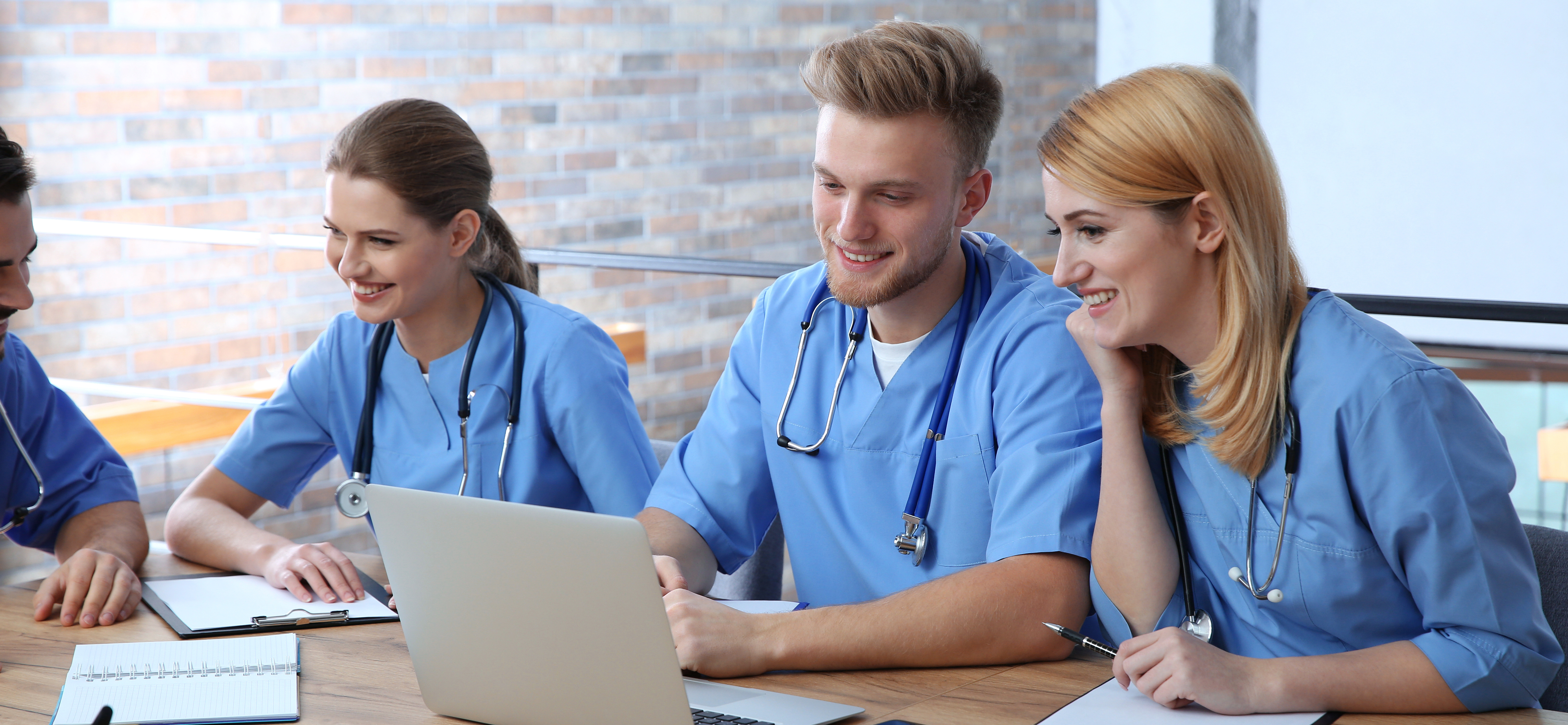 Работники it компании. Человек сидит за компьютером. Обучение. Новые пользователи класс. Курсы компьютерной грамотности.